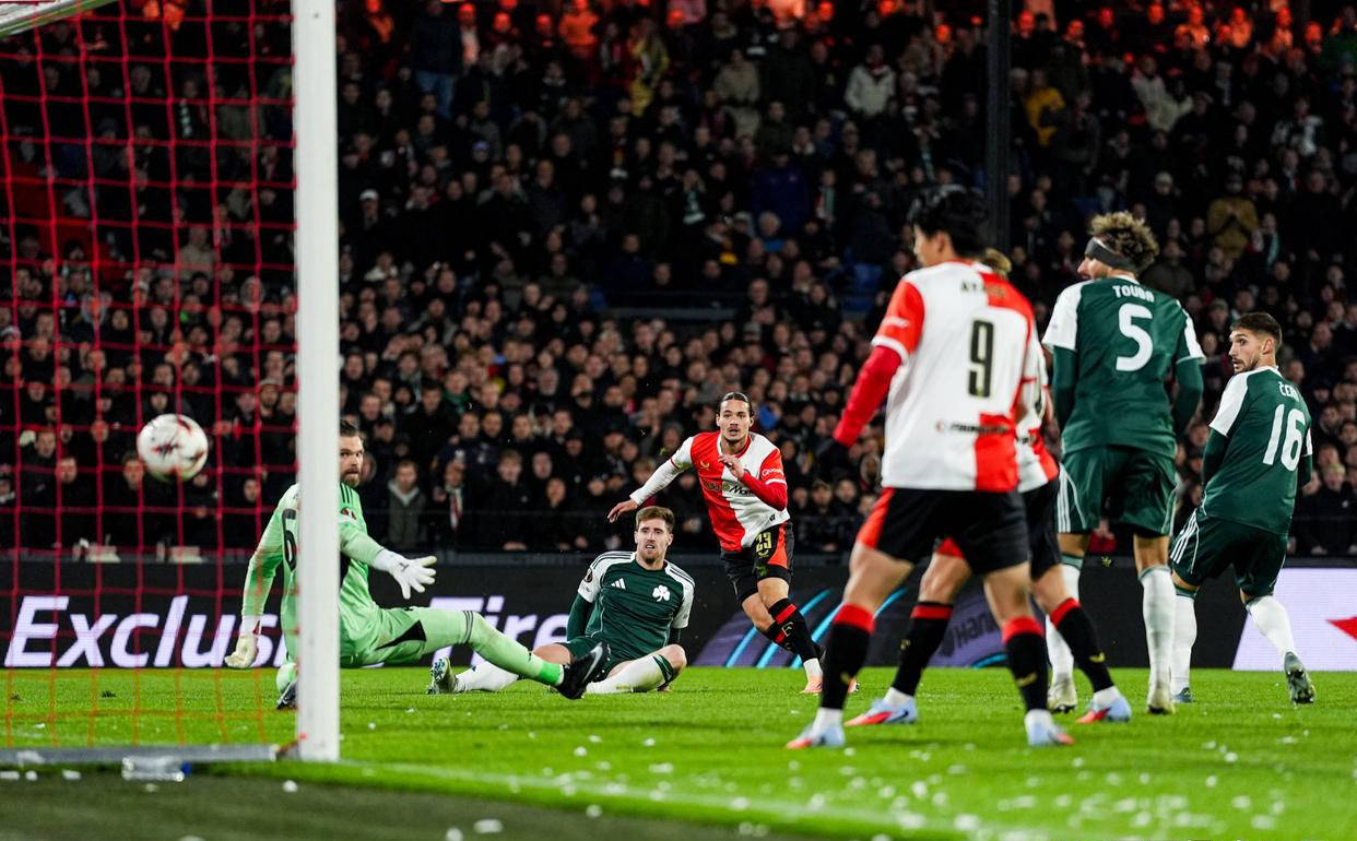 费耶诺德国际比赛日再遭质疑，志在国王杯名次提升，话题不断，轮换策略成焦点的简单介绍