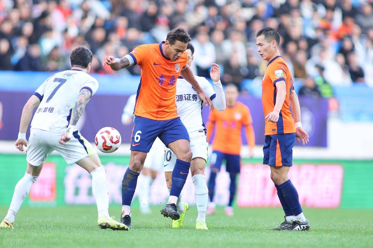 包含今晨全明星赛传出新动向；上海海港临场应变；管理层表态：悬念犹存；训练强度明显提升的词条